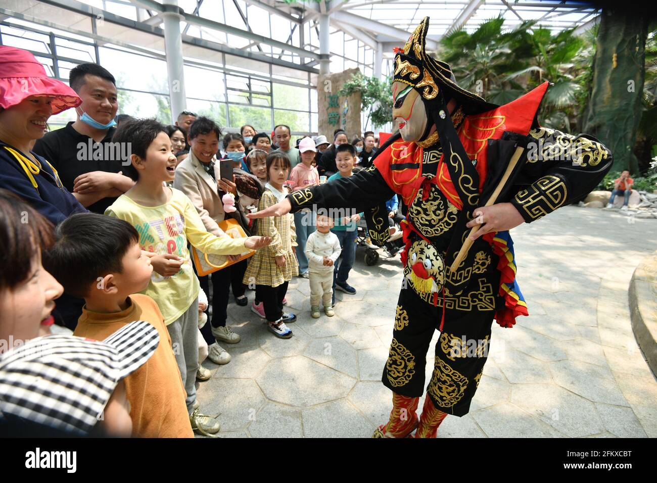 Fuyang, Cina. 04 maggio 2021. Durante la festa del giorno di maggio, gli artisti folk eseguono l'opera di Sichuan che cambia faccia per i turisti nel parco ecologico di Fuyang. Credit: SOPA Images Limited/Alamy Live News Foto Stock