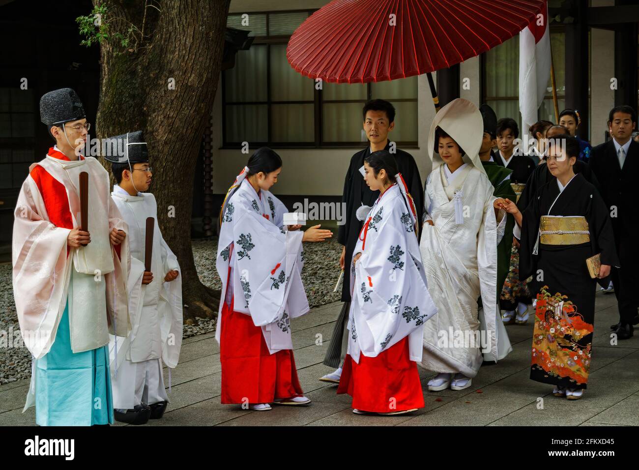 Tokio, Giappone - 19 luglio 2009: Cerimonia nuziale giapponese al Santuario Meiji Jingu. Il Santuario Meiji Jingu è un santuario attivo dove è possibile vedere il matrimonio Foto Stock