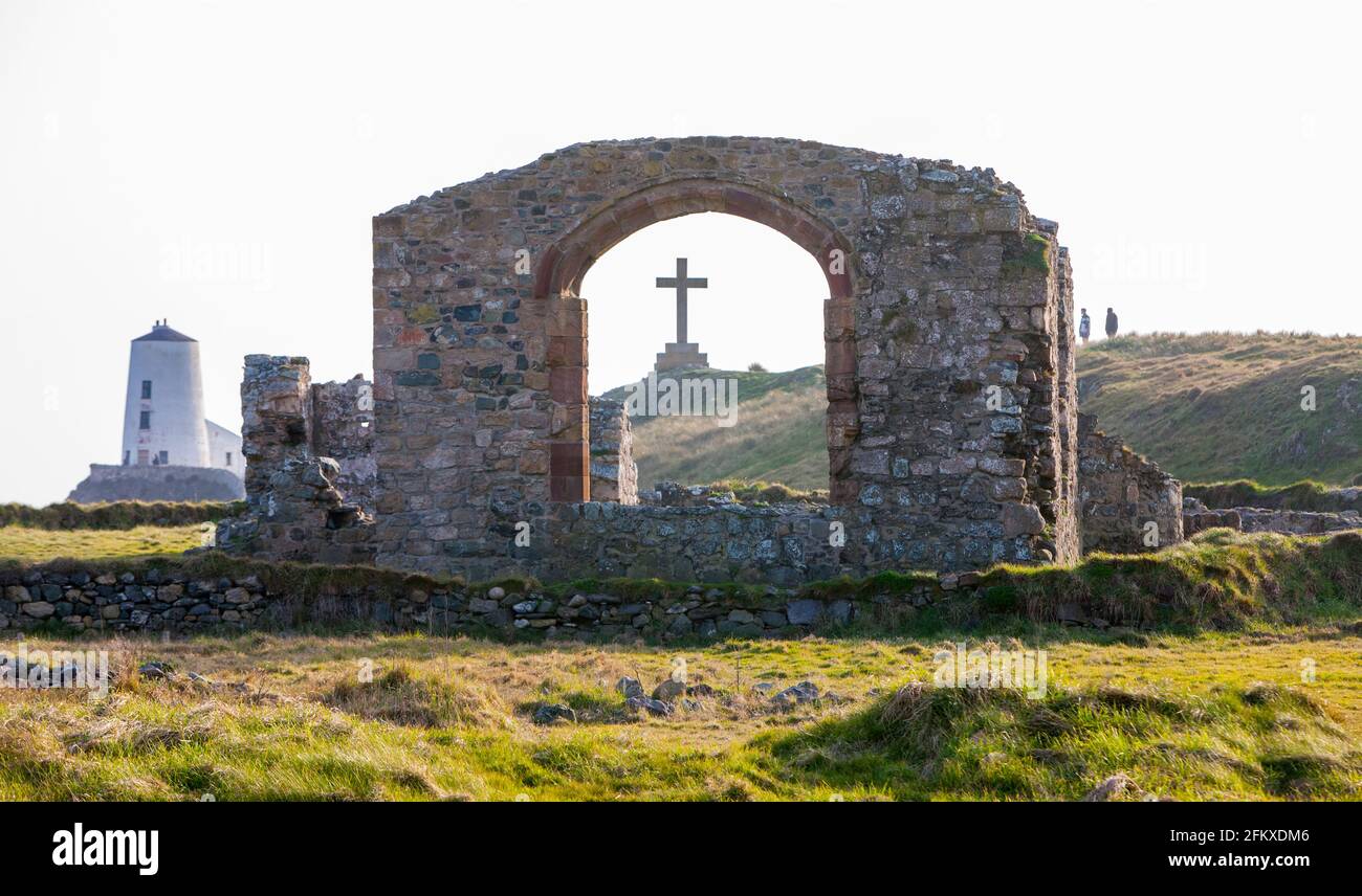 Ynys Llanddwyn,Llanddwyn, Llanddwyn Island,Anglessey,Anglesey,Ynys Mon,isola di Anglesey,isola,costa,litorale,percorso costiero,Isola di Anglesey Coastal Path,North,Wales,Welsh,GB,Great Britain,British,UK,United Kingdom,Europe.Ynys Llanddwy è una piccola isola occidentale di Môn (Galles). L'insediamento più vicino è il villaggio di Newborough. L'isola è di interesse geologico con lava a cuscino, formazioni di jasper e depositi di sabbia eoliana. L'isola fa parte della Riserva Naturale Nazionale di Newborough Warren.Tŵr il faro Mawr segna l'ovest Foto Stock