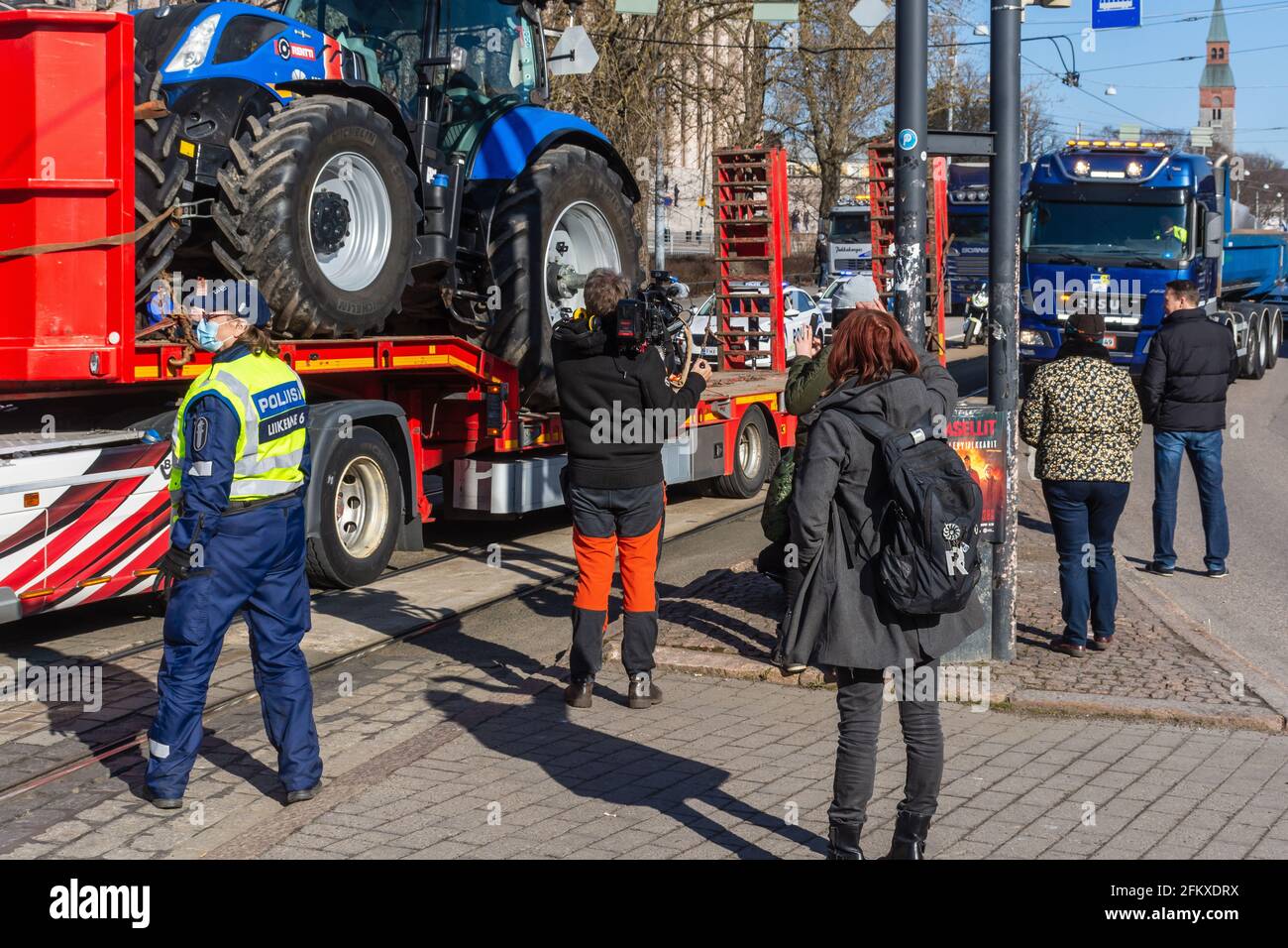 Polceman guida camion in torba protesta su Mannerheimintie strada in Helsinki Finlandia Foto Stock