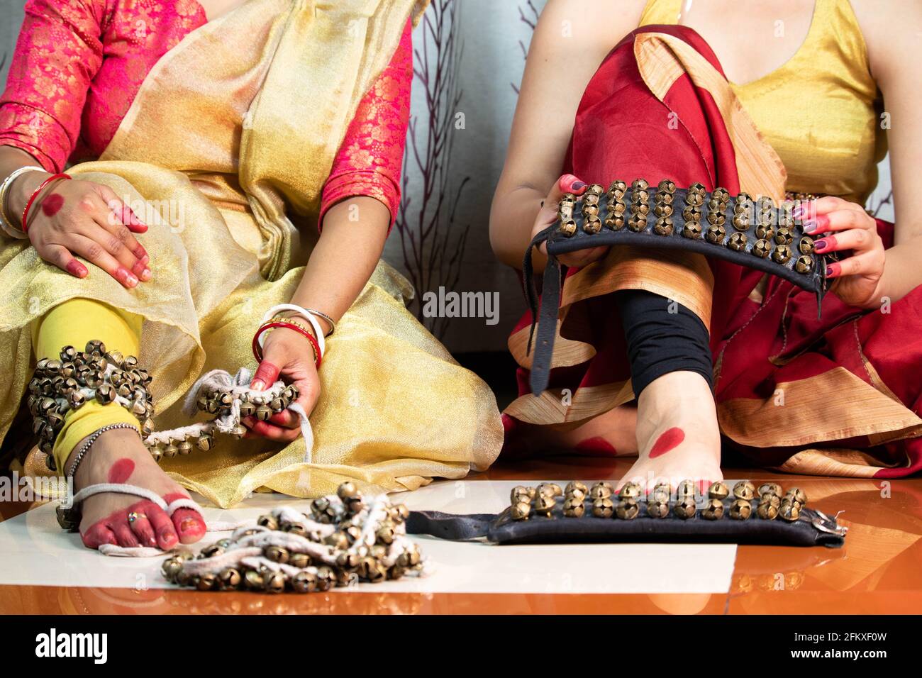Indiano Classical Girls Kathak Dancer in abito tradizionale o costume Tie Ghungroo Ghungru o Noopura che è UN Anklet musicale Ai piedi dipinto wit Foto Stock
