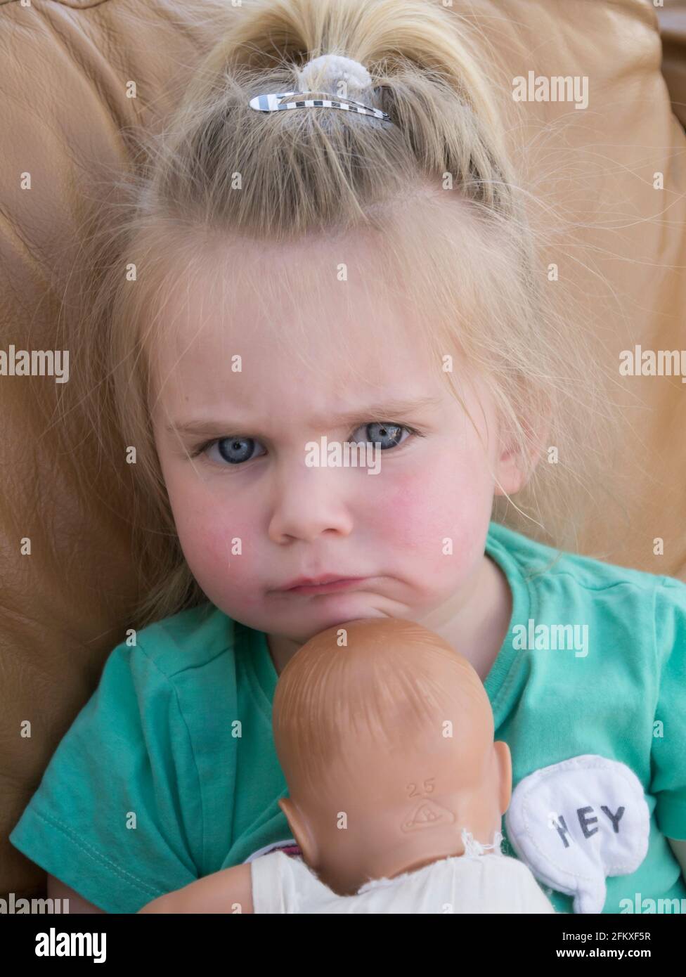 Il bambino gioca con il bambolo Foto Stock