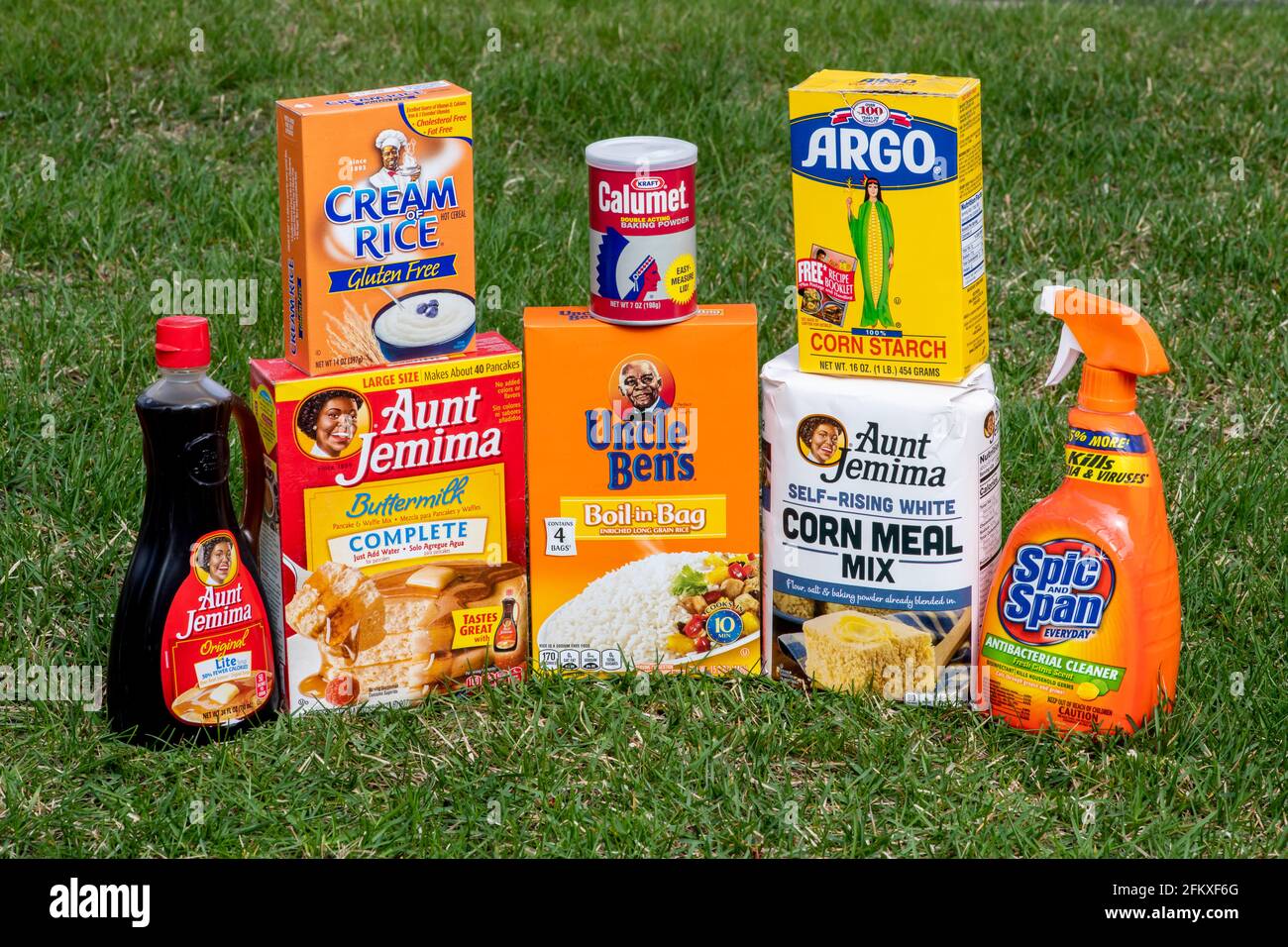 Vita morta di prodotti considerati razzisti su sfondo verde. Foto Stock