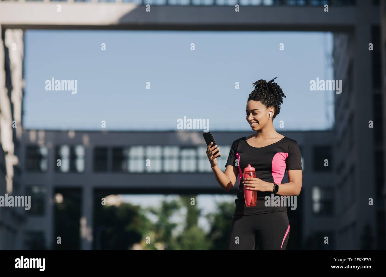 Riposo dopo jogging, risultato di attività sul dispositivo e allenamento all'aperto Foto Stock