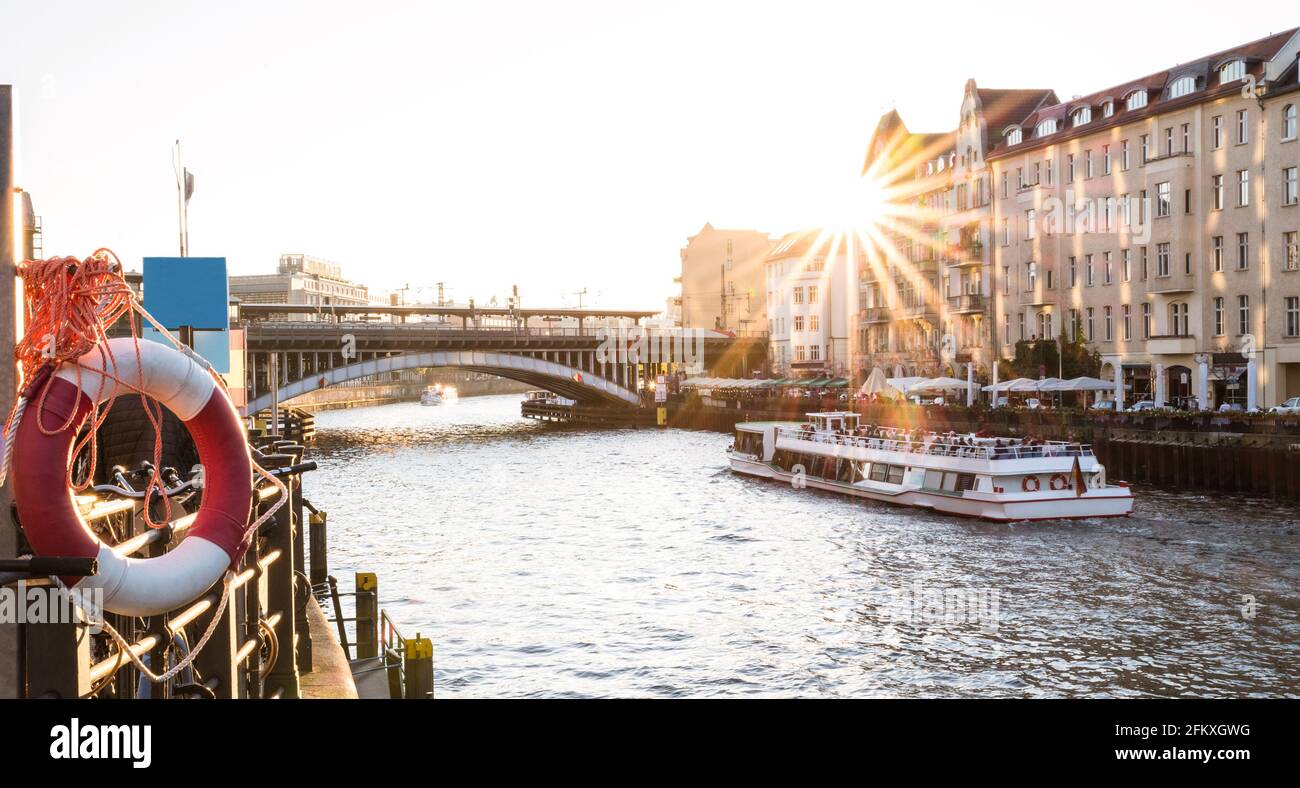 Tramonto a Berlino - angolo panoramico della stazione ferroviaria di Friedrichstrasse E ponte sul fiume Sprea - concetto di viaggio urbano intorno capitale europea citi Foto Stock