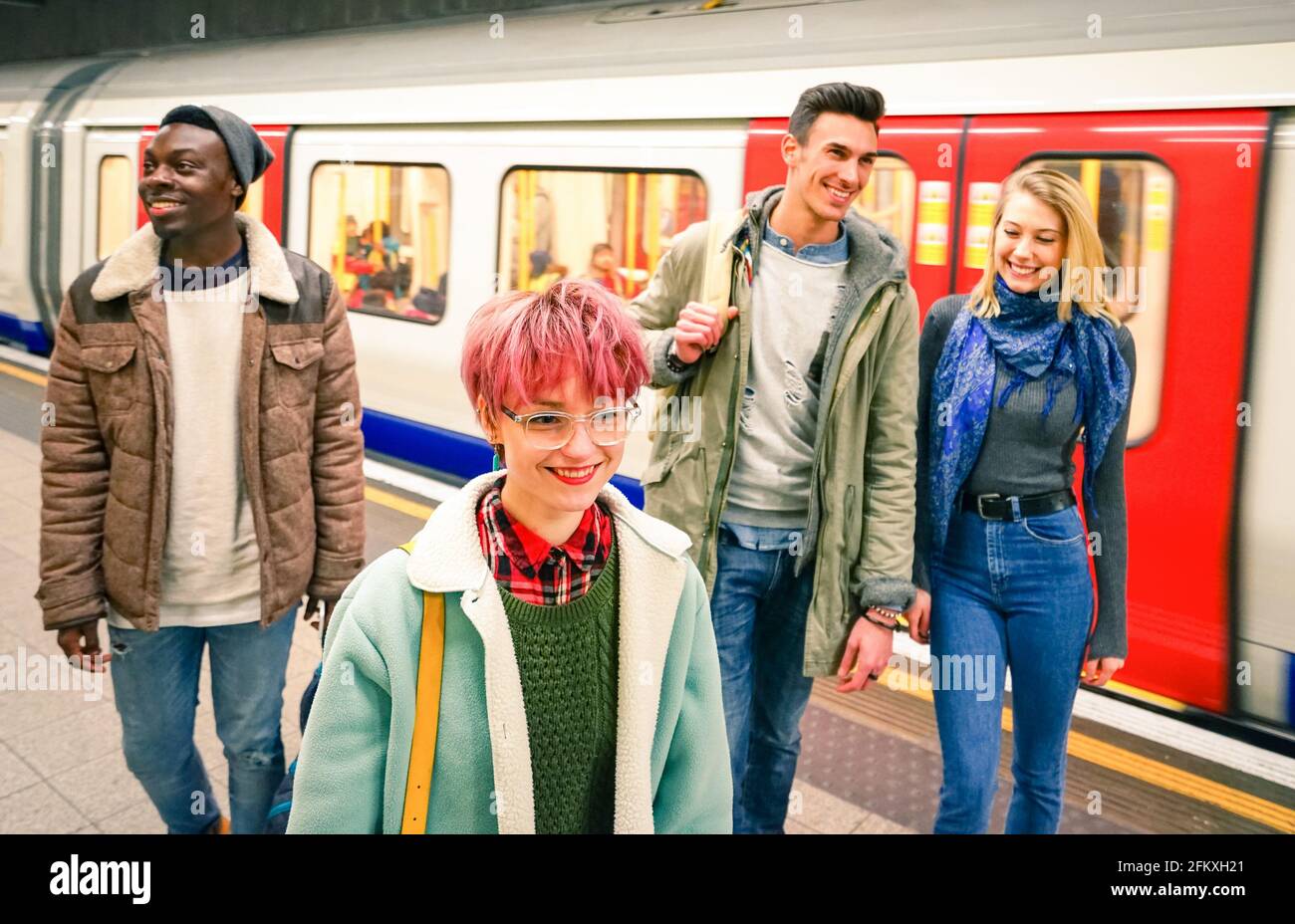 Gruppo multirazziale di amici hipster che si divertono nella metropolitana Stazione - concetto di amicizia urbana con i giovani che camminano insieme in città undergrou Foto Stock