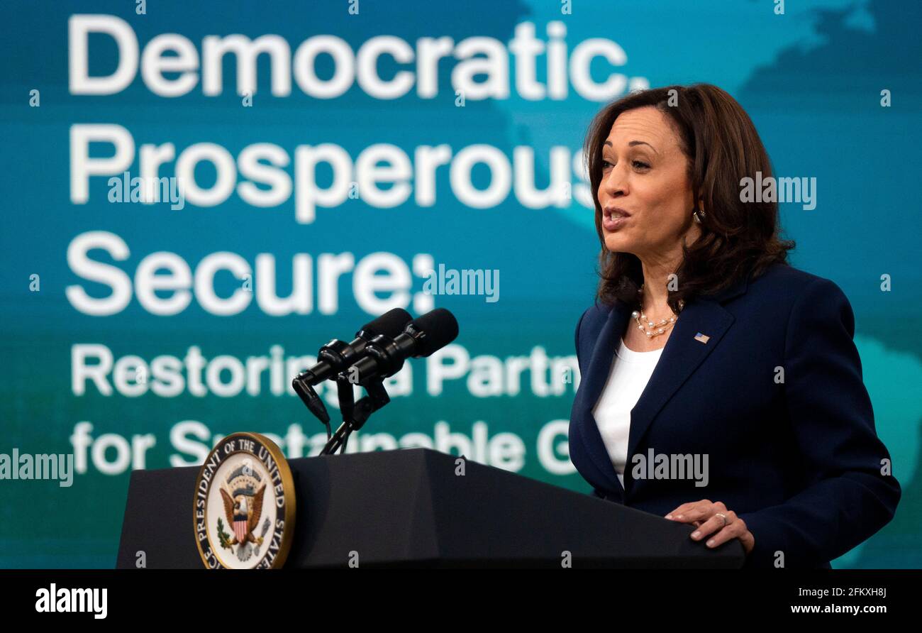 Il Vice Presidente Kamala Harris ha espresso le sue osservazioni durante la 51esima Conferenza annuale di Washington sulle Americhe nell'Auditorium della Corte del Sud martedì 4 maggio 2021 a Washington, DC, la conferenza presenta le osservazioni di alti funzionari e leader del governo degli Stati Uniti, Offrire ai partecipanti la possibilità di ascoltare direttamente la nuova amministrazione Biden sulla sua agenda politica emisferica. Credit: Leigh Vogel/Pool via CNP /MediaPunch Foto Stock