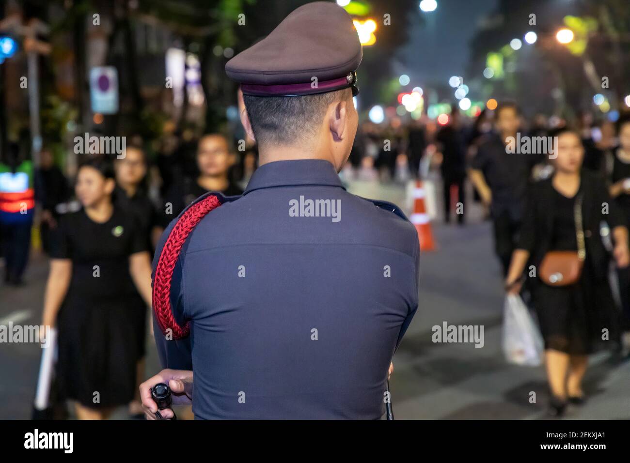 Polizia che guarda i lutto ai funerali di Re Rama IX, Bangkok, Thailandia Foto Stock