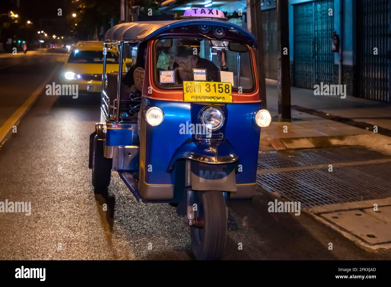 Tuk tuk sulla strada di notte, Bangkok, Thailandia Foto Stock