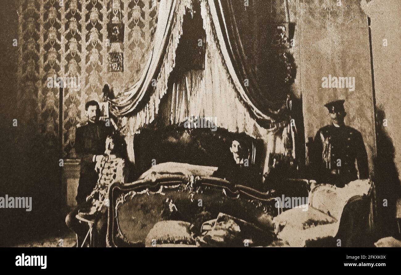 1903 - ASSASSINIO DEL RE ALESSANDRO e DELLA REGINA DRAGA (Masin) DI SERBIA  - UNA rara vecchia fotografia di cospiratori nella camera da letto reale  dopo l'assassinio. Re Alessandro (1876-1903) e la