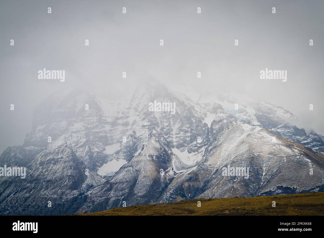 Neve coperta Almirante Nieto montagna con nuvole che passa sopra picco Foto Stock