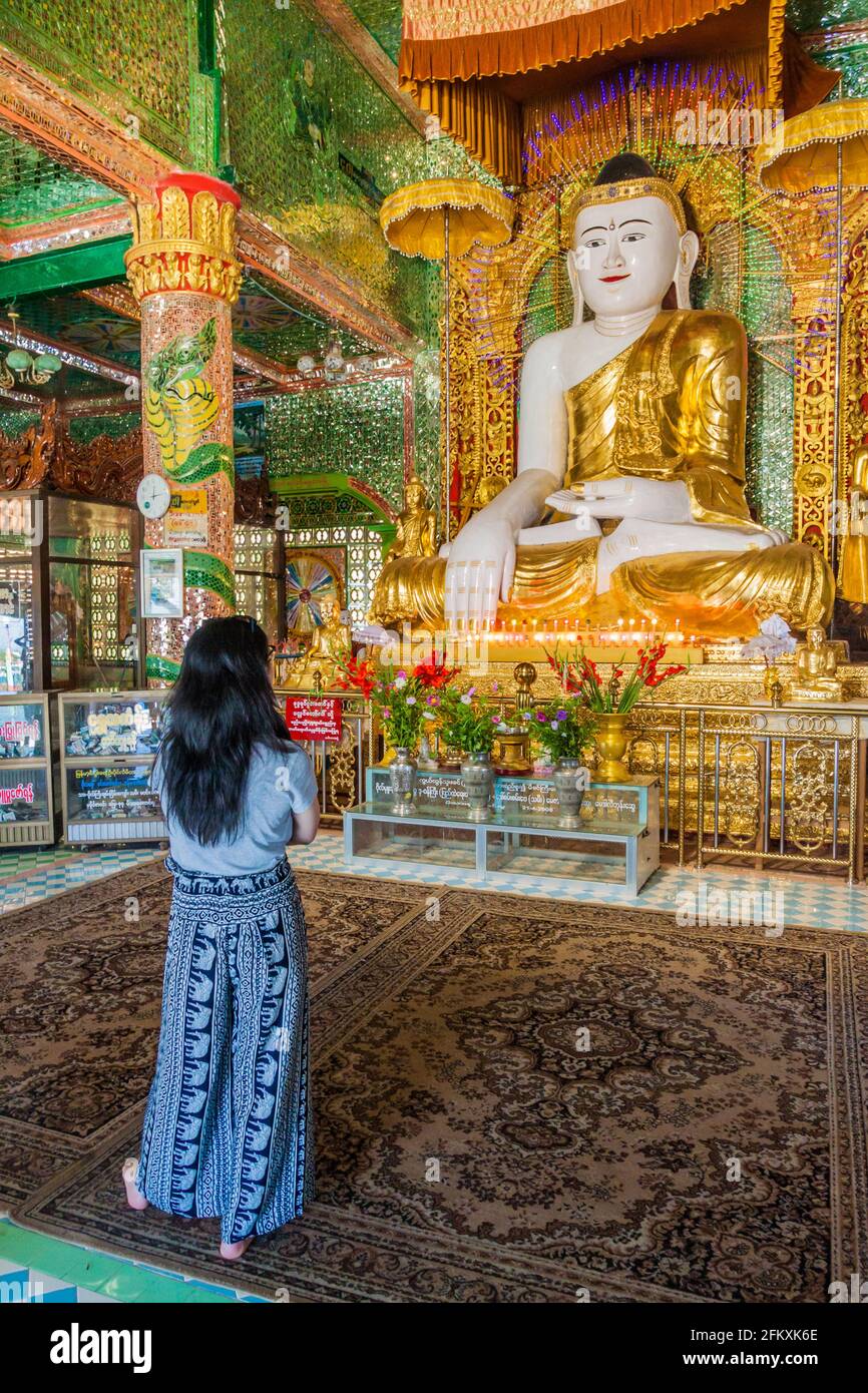 SAGAING, MYANMAR - 5 DICEMBRE 2016: Statua del Buddha a presto Oo Pon Nya Shin Pagoda sulla collina di Sagaing vicino Mandalay, Myanmar Foto Stock
