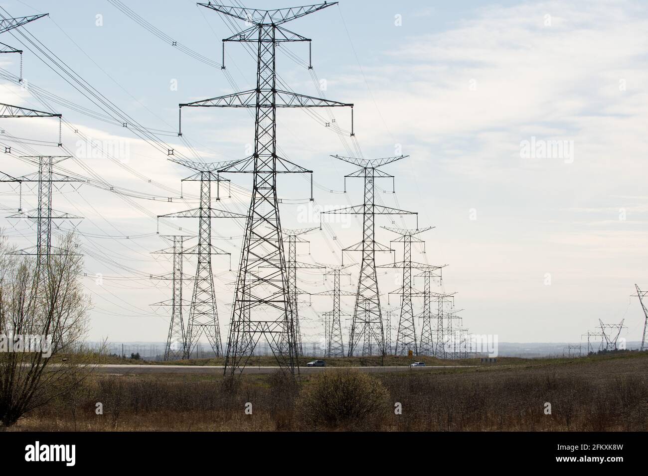 Tre linee di trasmissione di potenza parallele. Queste linee formano la spina dorsale della rete elettrica dell'Ontario. Foto Stock