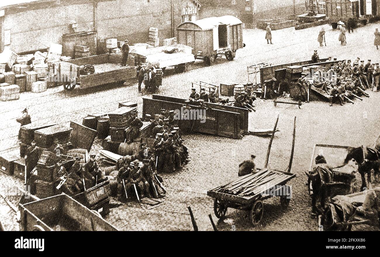 1907 - il 2° Battaglione del reggimento del Sussex reale che protegge le banchine irlandesi durante lo sciopero della banchina guidato dall'agitatore irlandese Jim Larkin. James Larkin (1874 – 1947). Era un capo repubblicano, socialista e sindacale irlandese e uno dei fondatori del Partito laburista irlandese insieme a James Connolly e William o'Brien. In seguito fondò la Irish Worker League. Larkin era una figura di spicco del movimento sindacalista. Durante lo sciopero, il Royal Irish Constabulary (RIC) mutò quando gli viene detto di scortare i conducenti delle gambe nere per sostituire i carters Foto Stock