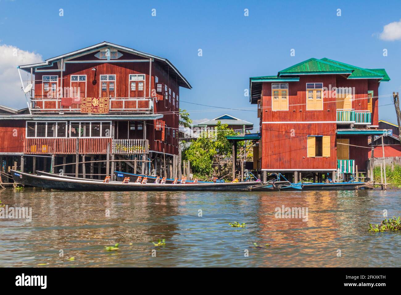 Case di palafitte di Inn Paw Khone villaggio a Inle lago, Myanmar Foto Stock