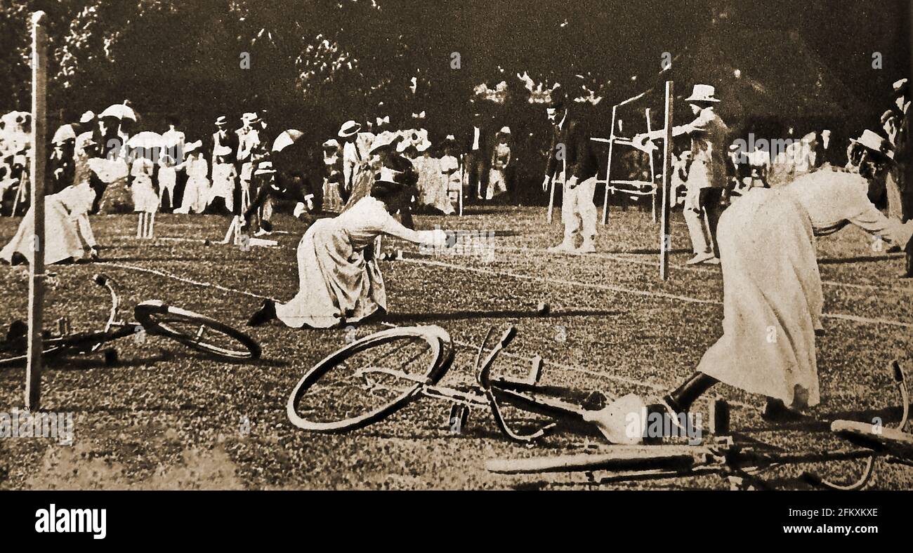 Una scena di una gara di ostacoli da 1901 Ladies Bicycle in un primo gymkhana a Marlow, Buckinghamshire, Inghilterra. Foto Stock