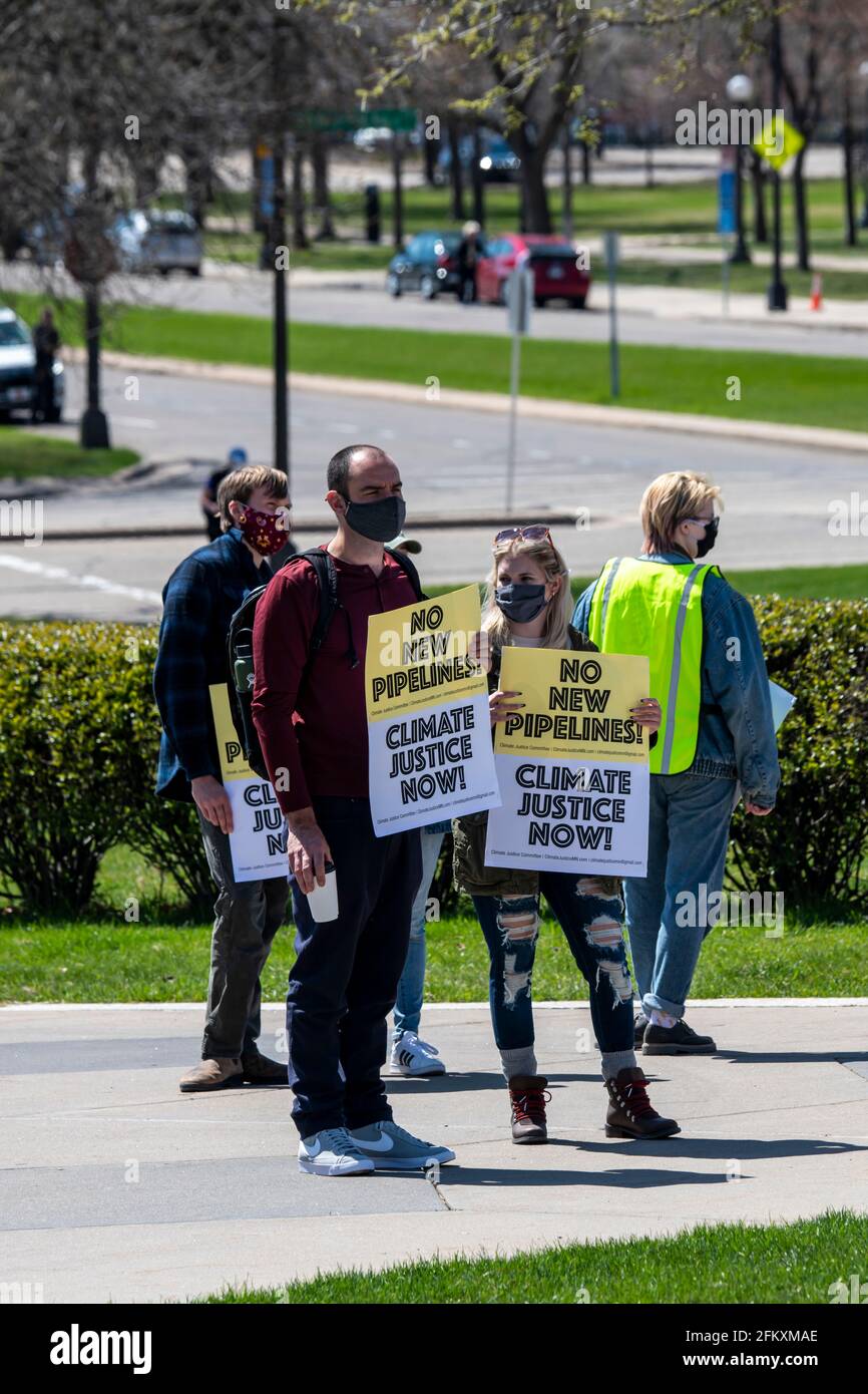 St. Paul, Minnesota. Campidoglio dello stato del Minnesota. Protesta del giorno della terra. I manifestanti chiedono giustizia climatica ai governi di Walz e Biden. Foto Stock