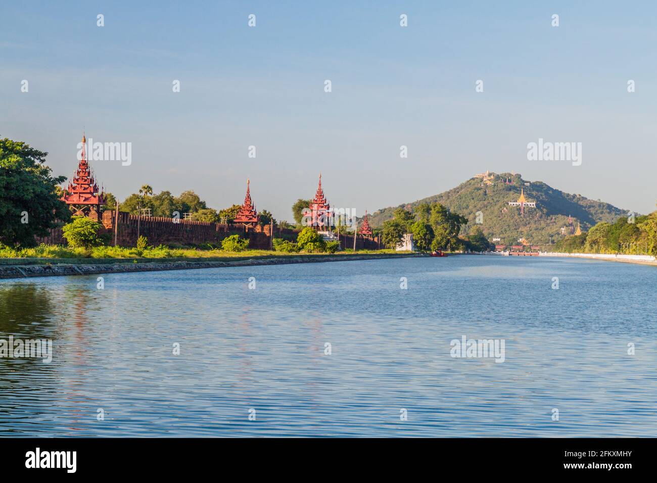 Fossato, ponte, mura e torri di Mandalay Fortezza, Mandalay collina sullo sfondo, Myanmar Foto Stock