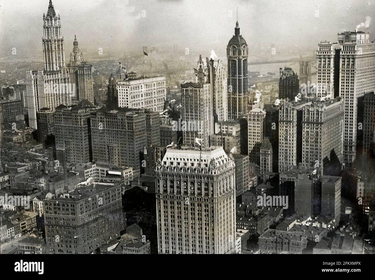 In volo vista verso est, preso da una nave volante della Marina degli Stati Uniti che passa sopra i grattacieli di New York City, New York, Stati Uniti nel 1919 Foto Stock