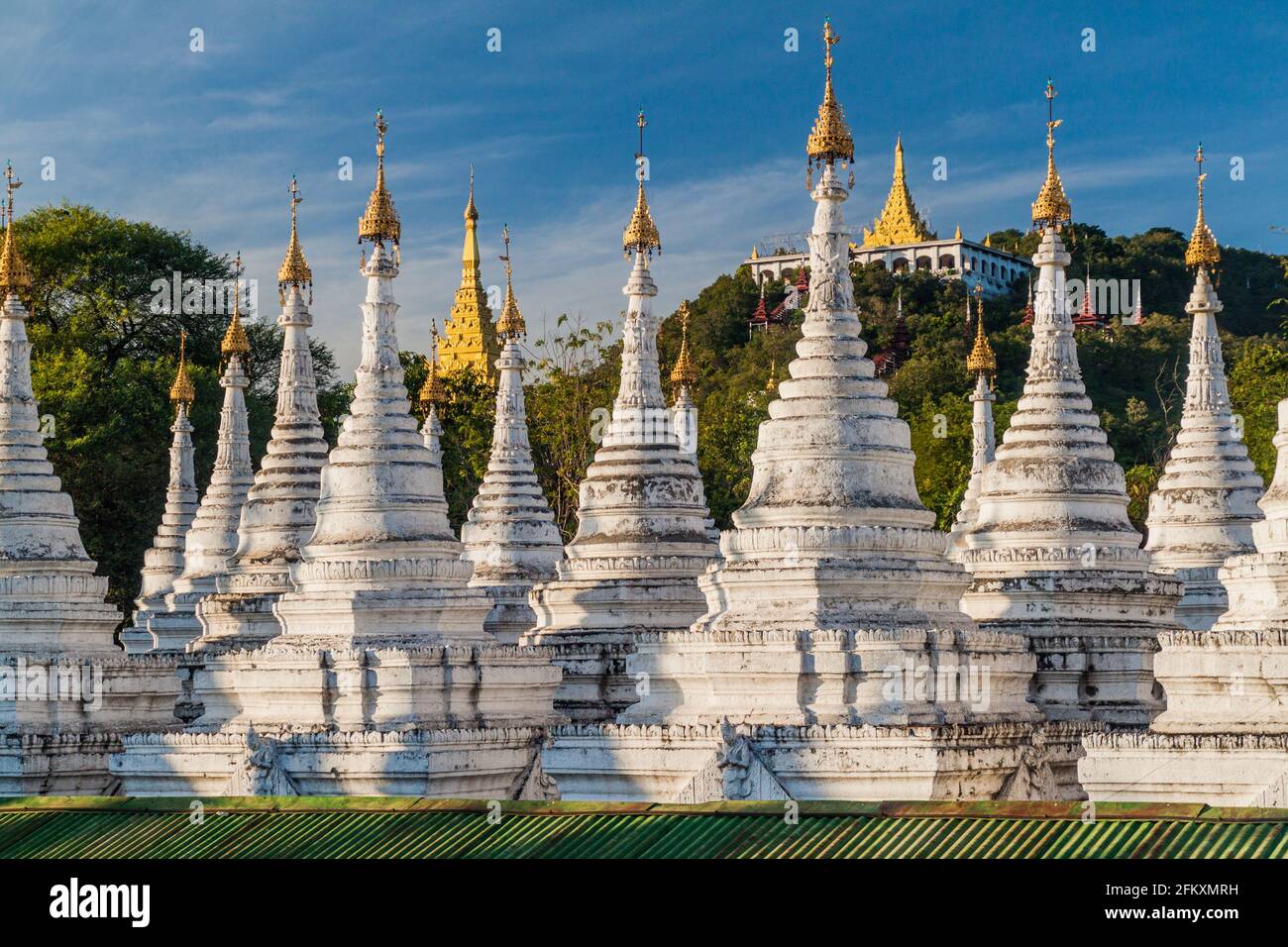 Stupida bianchi intorno a Sandamuni Sandamani o Sandar Mu Ni pagoda a Mandalay, Myanmar Foto Stock