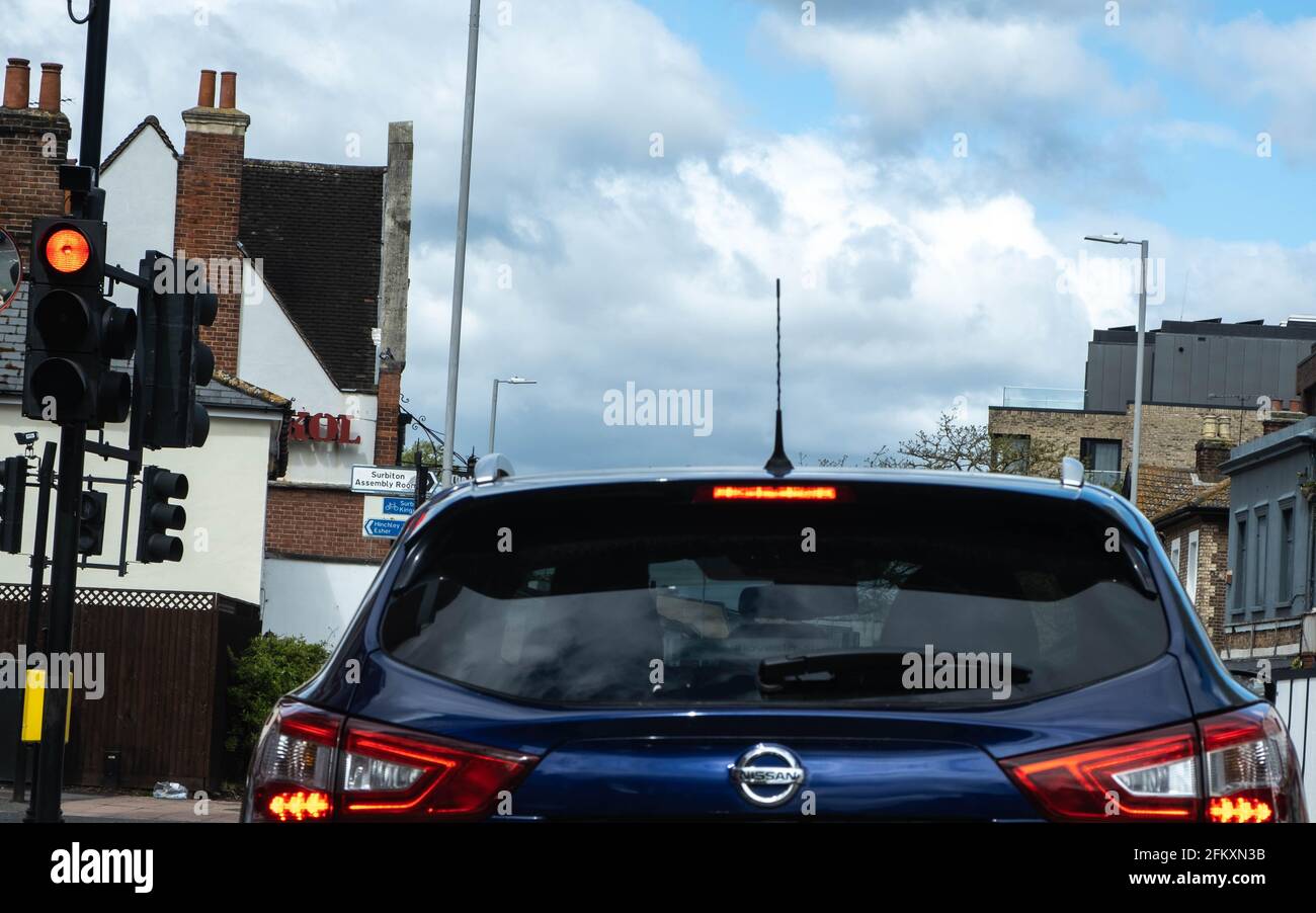 Kingston upon Thames London UK, maggio 04 2021, Nissan SUV privato a motore o veicolo fermato a Red Traffic Lights senza persone Foto Stock