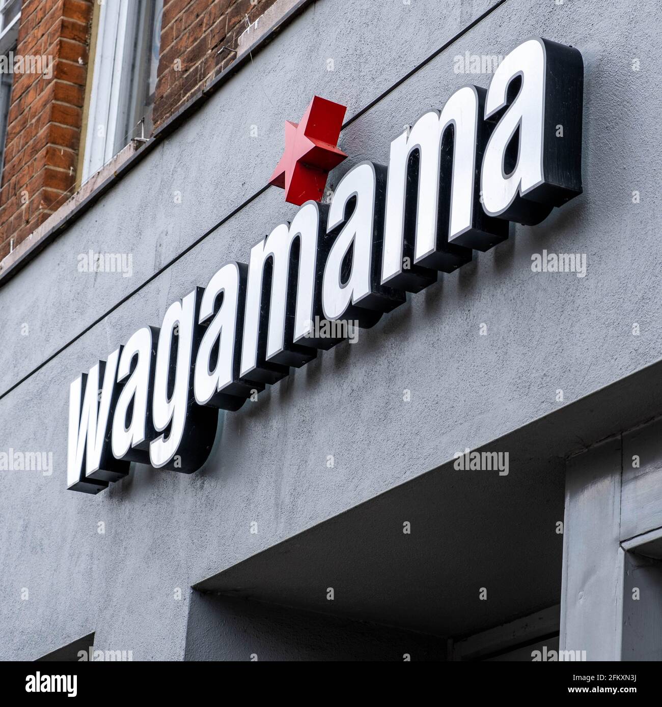 Kingston Upon Thames London UK, maggio 04 2021, Logo del ristorante asiatico Wagamama senza persone Foto Stock