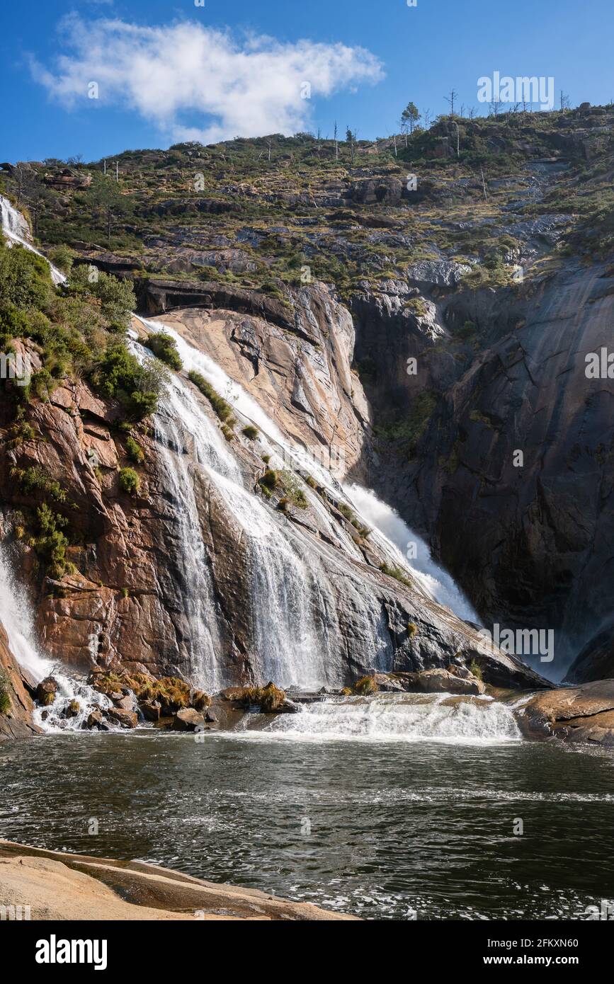 Ezaro cascata acqua che si schiantano sul lago tra rocce in Spagna Foto  stock - Alamy