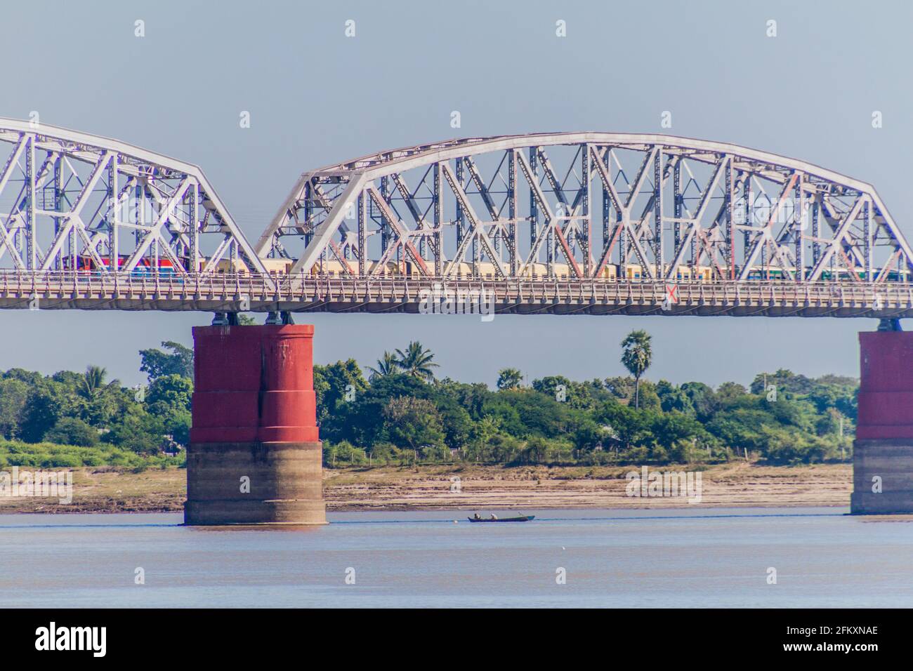 AVA Inwa ponte che attraversa Irrawady Ayeyarwady fiume a Sagaing vicino Mandalay, Myanmar Foto Stock