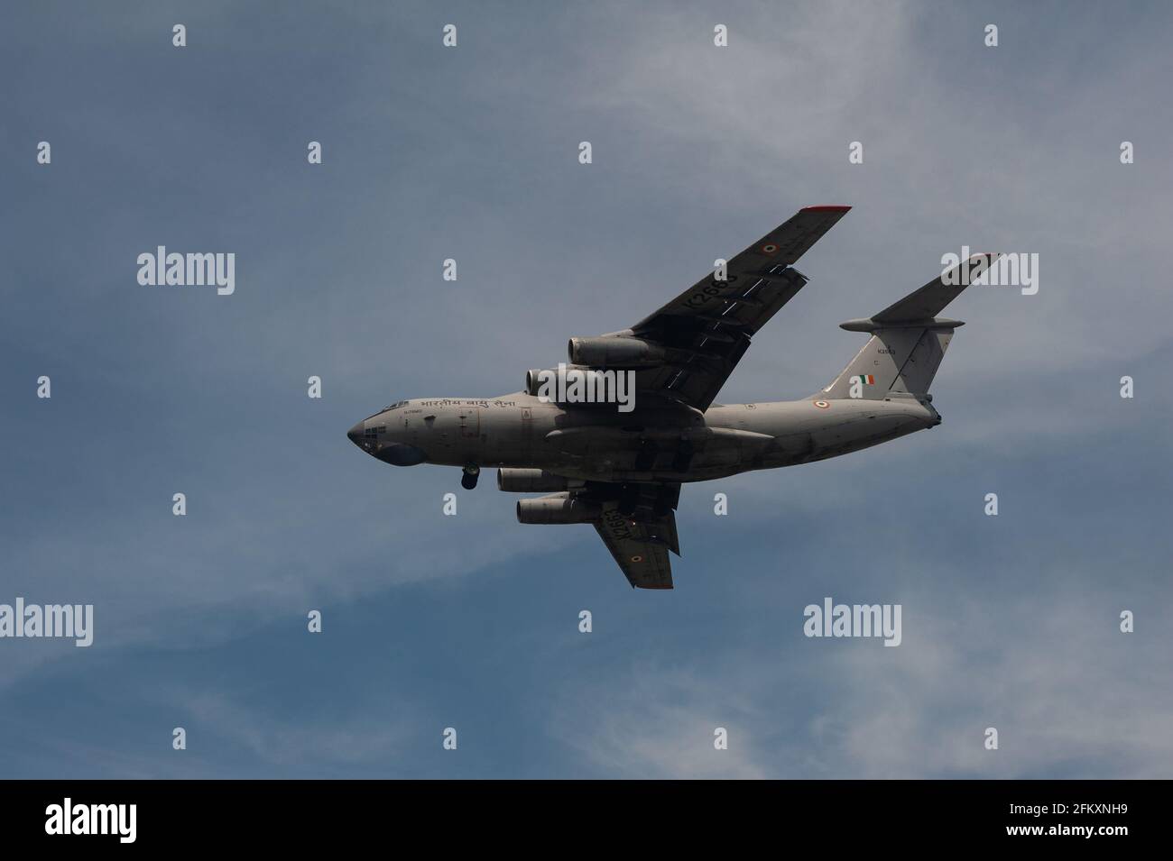 01.05.2021, Singapore, Repubblica di Singapore, Asia - l'aviazione indiana Ilyushin il-76 MD aereo militare si avvicina all'aeroporto di Changi per l'atterraggio. Foto Stock