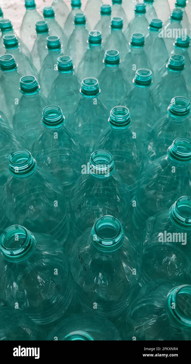 Impilare le bottiglie in PET vuote per il riciclo della plastica con orientamento verticale Foto Stock