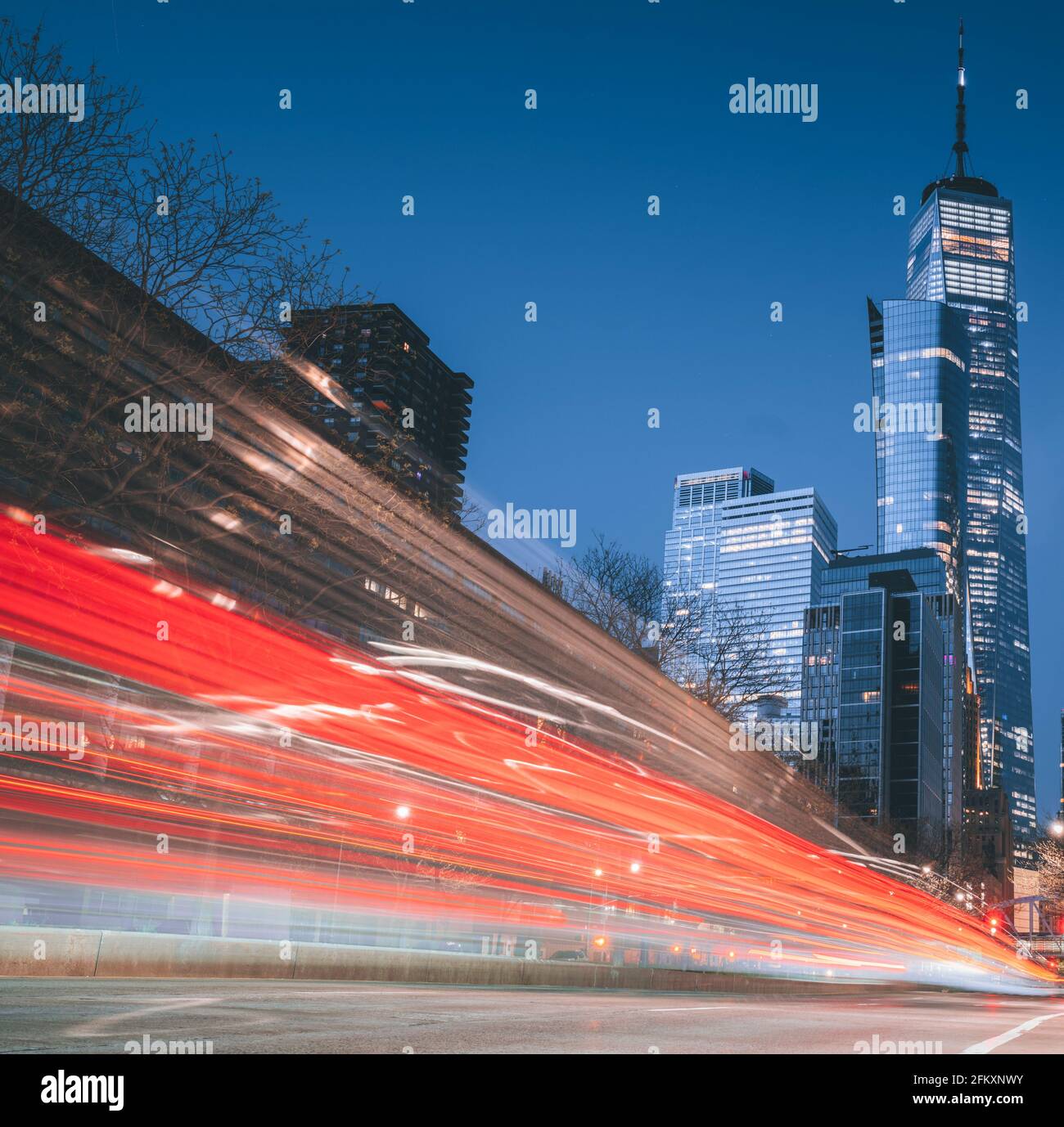 Traffico di notte a New York City splendidi edifici vista luogo cityscap Foto Stock