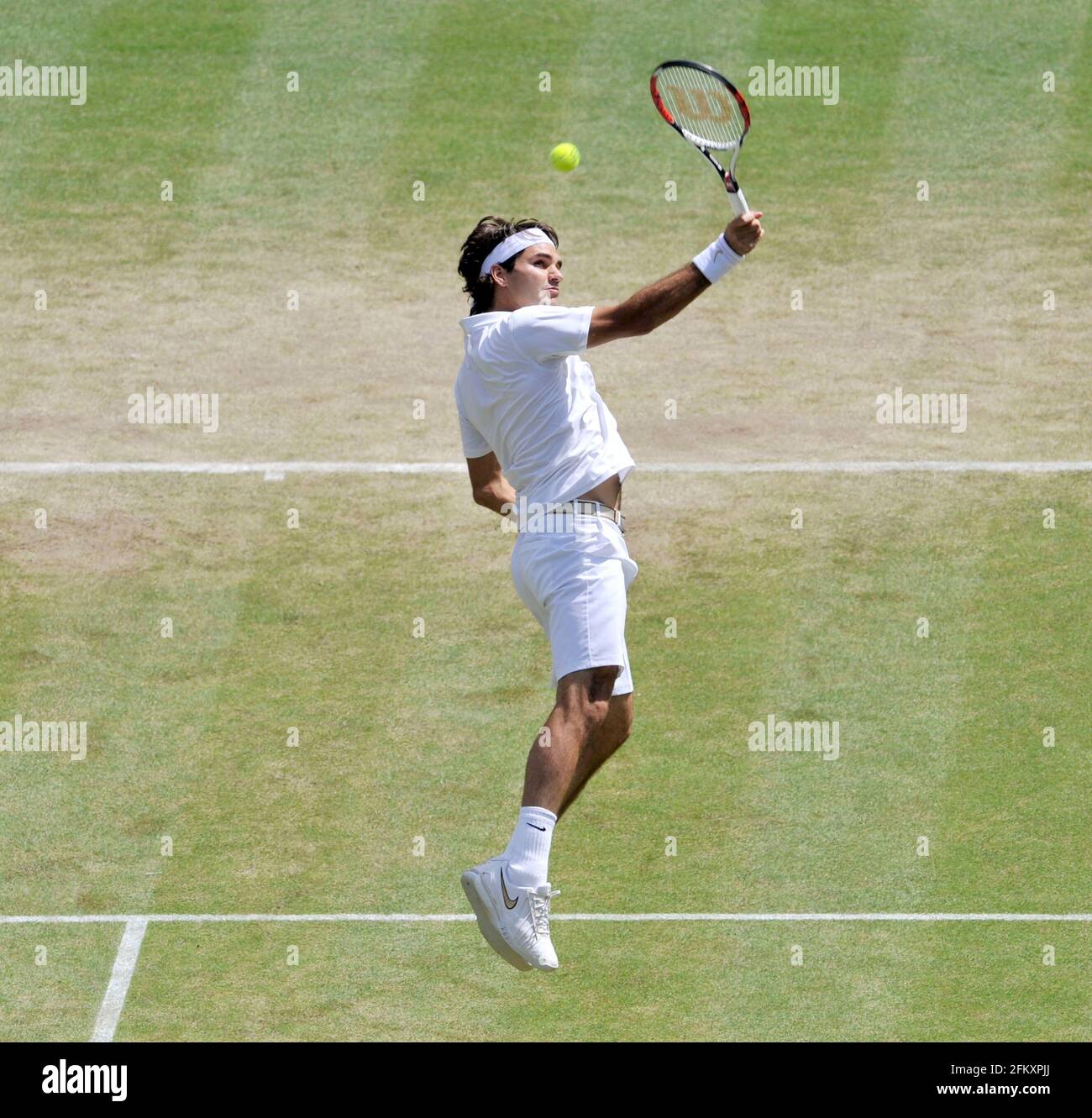 WIMBLEDON CAMPIONATI DI TENNIS 2008. 7° GIORNO 30/6/2008 RODGER FEDERER DURANTE LA SUA PARTITA CON L.HEWITT. IMMAGINE DAVID ASHDOWN Foto Stock