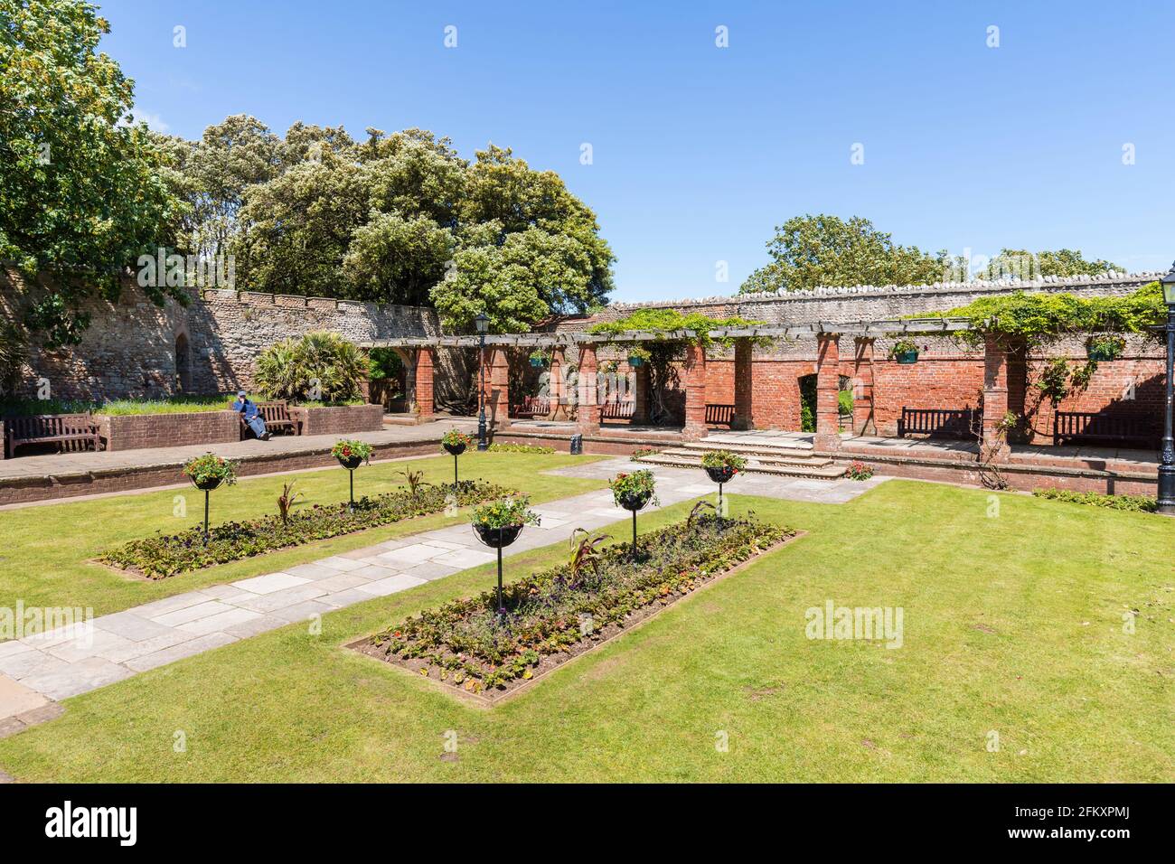 Pergola in mattoni rossi e giardino formale nei Connaught Gardens di Sidmouth, una piccola e popolare cittadina balneare della costa meridionale del Devon, nel sud-ovest dell'Inghilterra Foto Stock