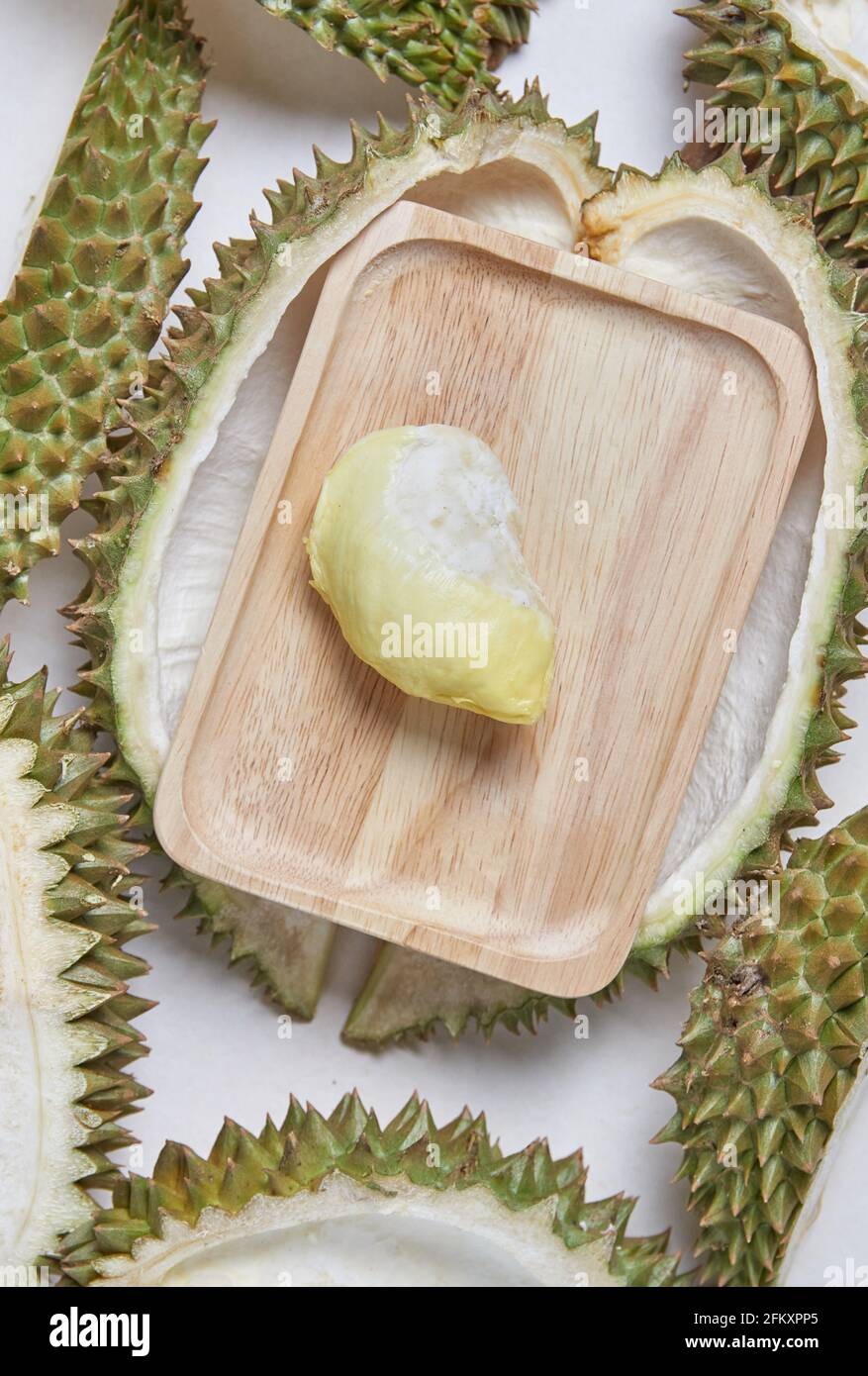 Durian sbucciato sul pavimento bianco Foto Stock