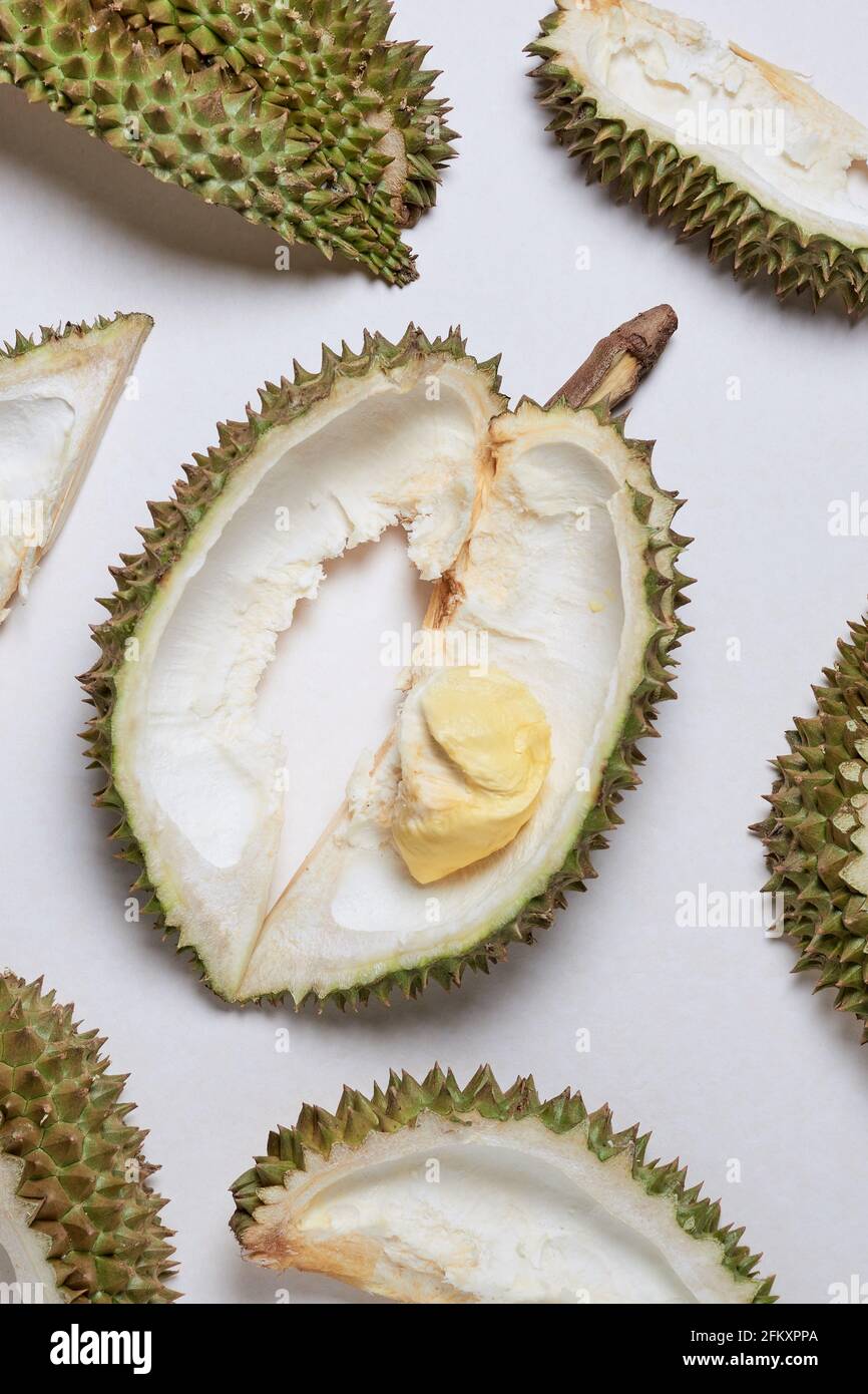 Durian sbucciato sul pavimento bianco Foto Stock