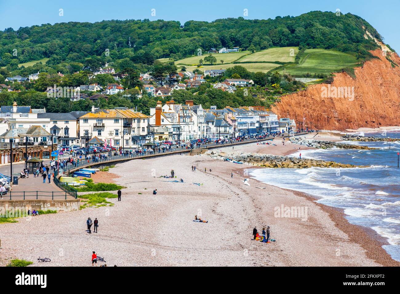 Vista panoramica sul lungomare, sulla spiaggia, sulla collina di Salcombe e sulla costa di Sidmouth, una piccola e popolare cittadina costiera della costa meridionale del Devon, nel sud-ovest dell'Inghilterra Foto Stock