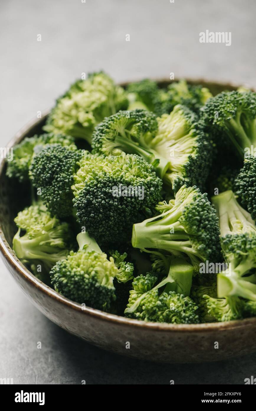 Ciotola di broccoli vibranti e maturi in una ciotola Foto Stock