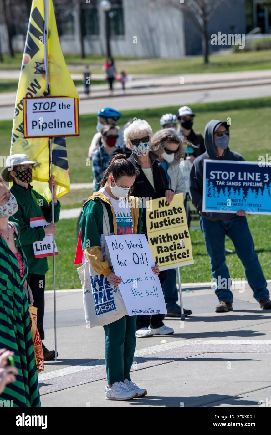 St. Paul, Minnesota. Campidoglio dello stato del Minnesota. Protesta del giorno della terra. I manifestanti chiedono giustizia climatica ai governi di Walz e Biden. Foto Stock