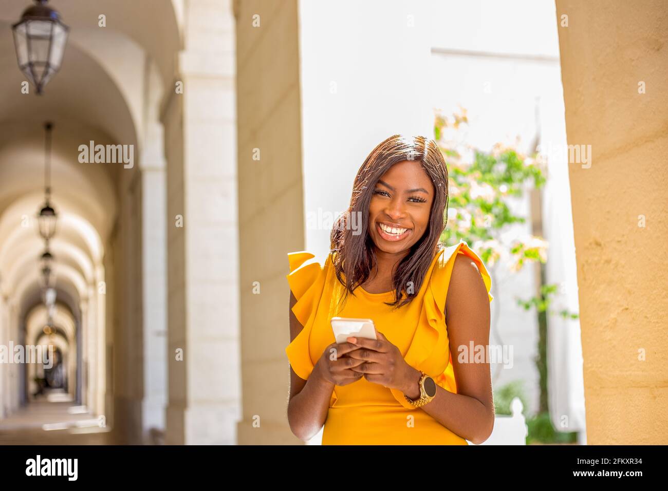 donna d'affari che usa lo smartphone per strada Foto Stock