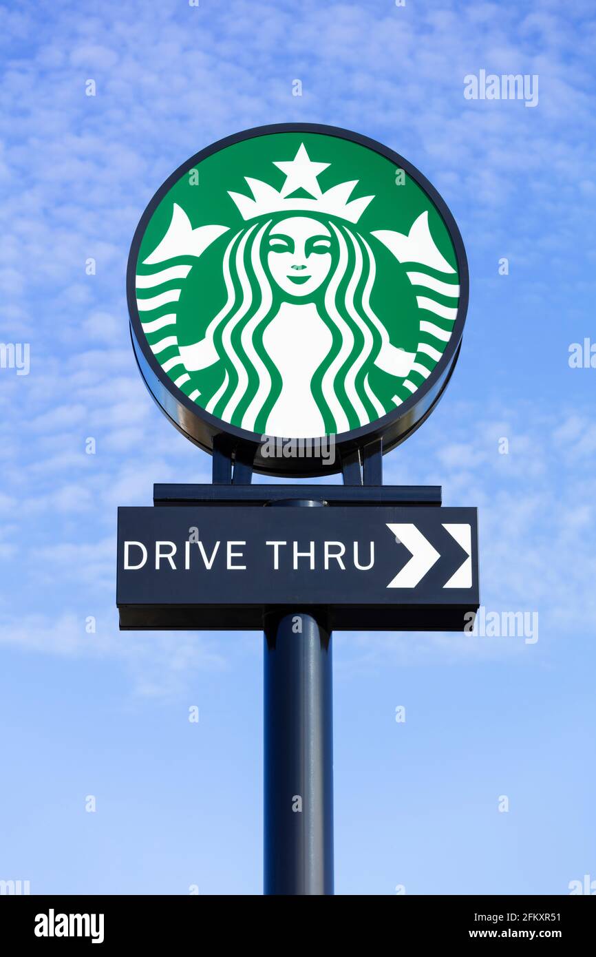 Cartello con scritto Starbucks Drive-Thru, logo starbucks, cartello starbucks Foto Stock