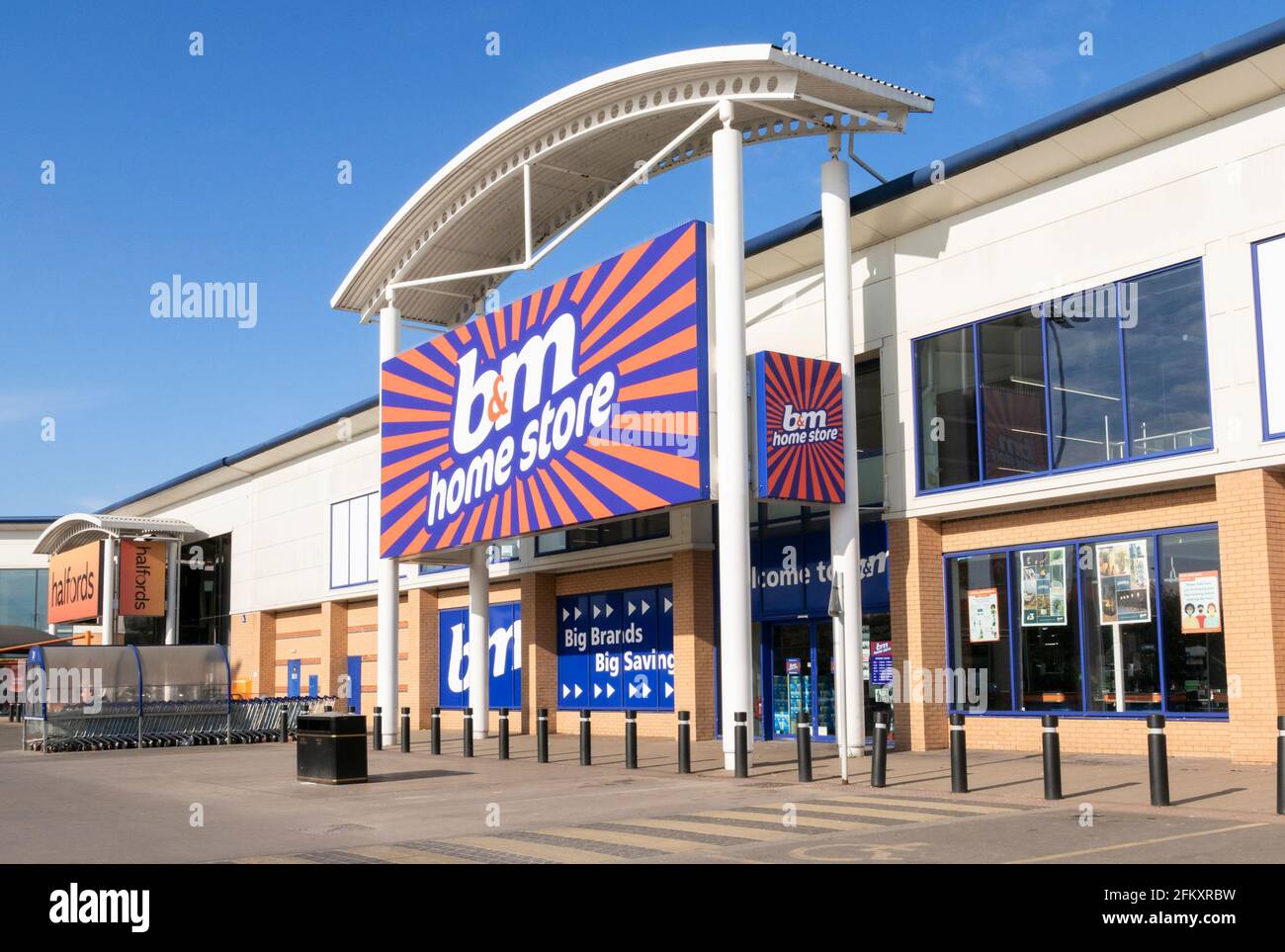 Logo B&M home store e negozio di fronte Victoria Retail Park Netherfield Nottingham East Midlands Inghilterra GB Regno Unito Europa Foto Stock