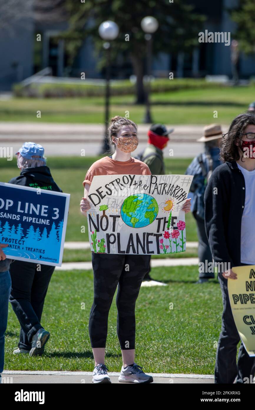 St. Paul, Minnesota. Campidoglio dello stato del Minnesota. Protesta del giorno della terra. I manifestanti chiedono giustizia climatica ai governi di Walz e Biden. Foto Stock