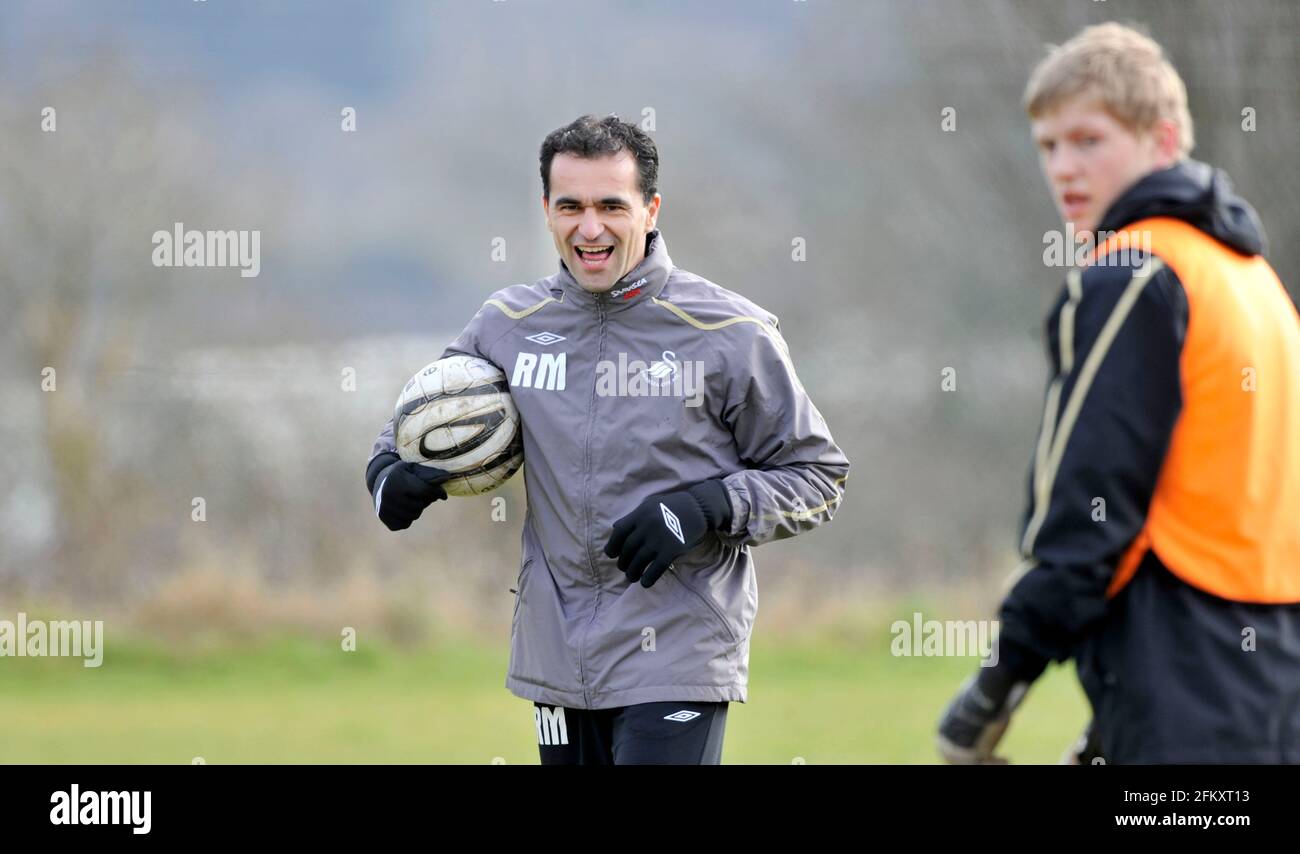 ROBERTO MARTINEZ DIRETTORE DEL COMUNE DI SWANSEA FC DURANTE LA FORMAZIONE. 12/2/2008. IMMAGINE DAVID ASHDOWN Foto Stock