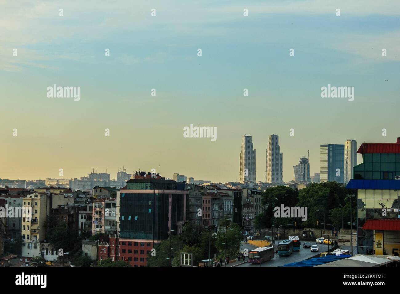 Istanbul, Turchia - 13 maggio 2013: Vista di Istanbul dalla camera dell'hotel Marmara Pera Foto Stock