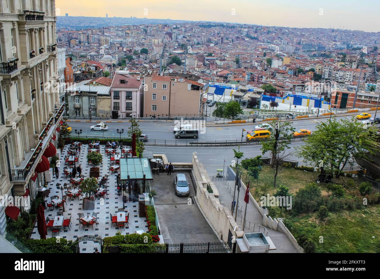 Istanbul, Turchia - 13 maggio 2013: Vista di Istanbul e del ristorante dell'hotel Pera Palace dalla camera dell'hotel Marmara Pera Foto Stock