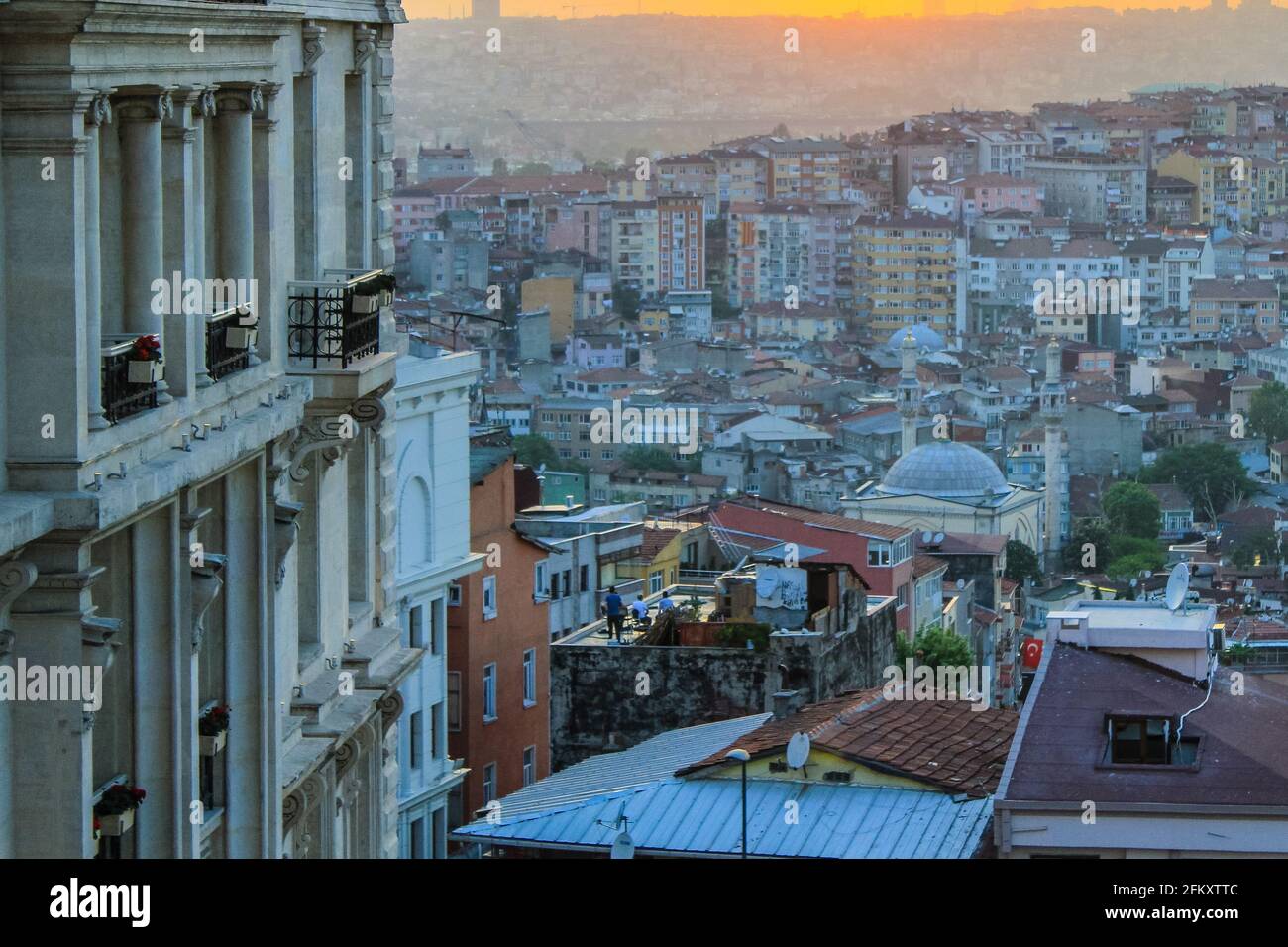 Istanbul, Turchia - 13 maggio 2013: Vista di Istanbul dalla camera dell'hotel Marmara Pera Foto Stock