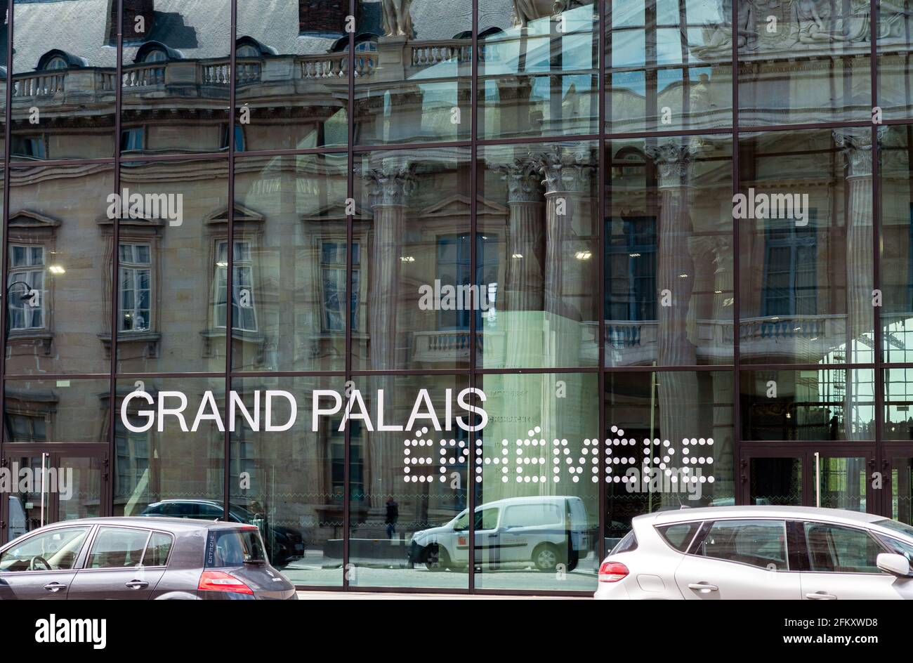 Riflessione dell'Ecole militaire nel Grand Palais effimero - Parigi, Francia Foto Stock