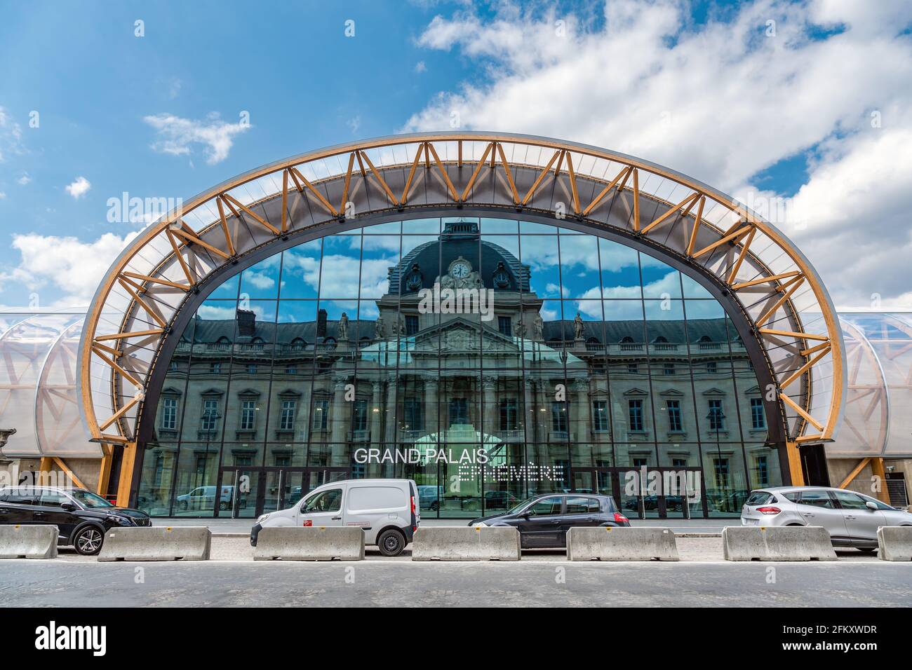 Riflessione dell'Ecole militaire nel Grand Palais effimero - Parigi, Francia Foto Stock