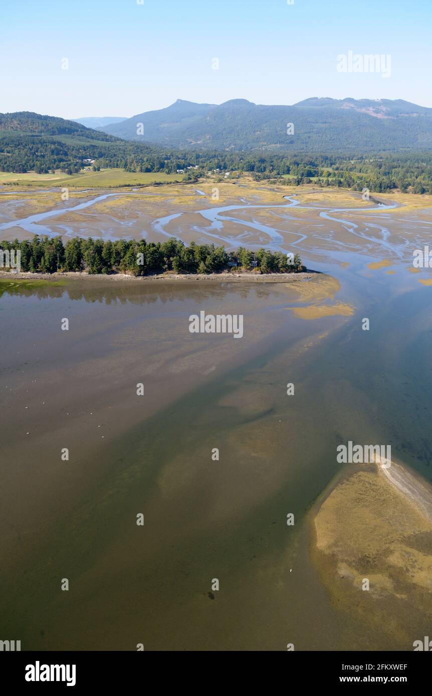 Fotografia aerea dell'estuario del fiume Chemainus, Chemainus Valley, Vancouver Island, British Columbia, Canada. Foto Stock