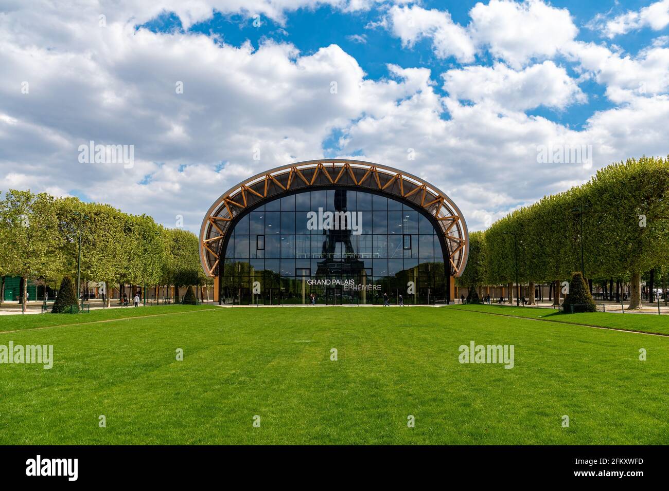 Riflessione della Torre Eiffel nel Grand Palais effimero - Parigi, Francia Foto Stock